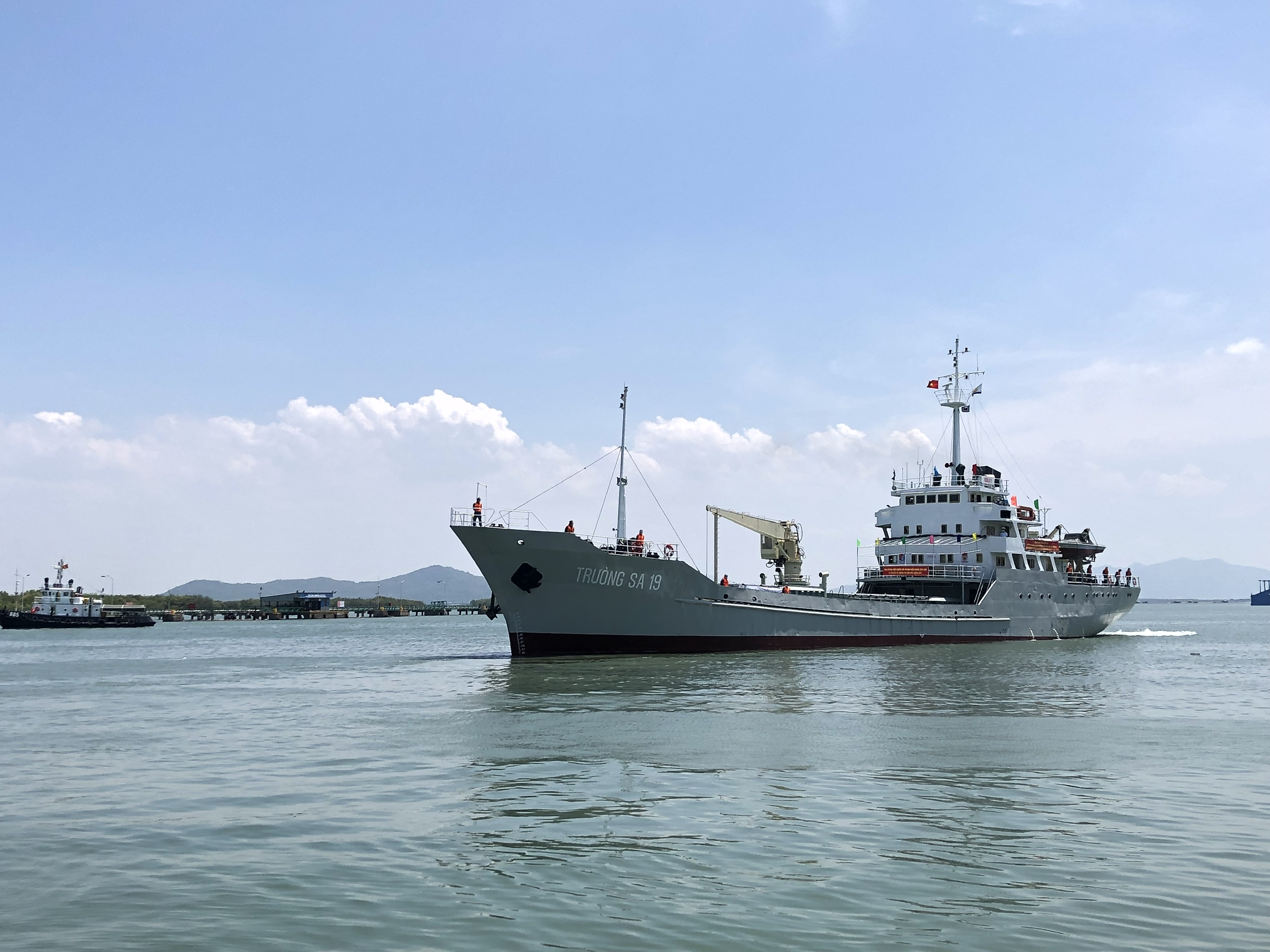 Trường Sa 19 đưa những lá phiếu đến với cử tri trên các nhà giàn DK1.